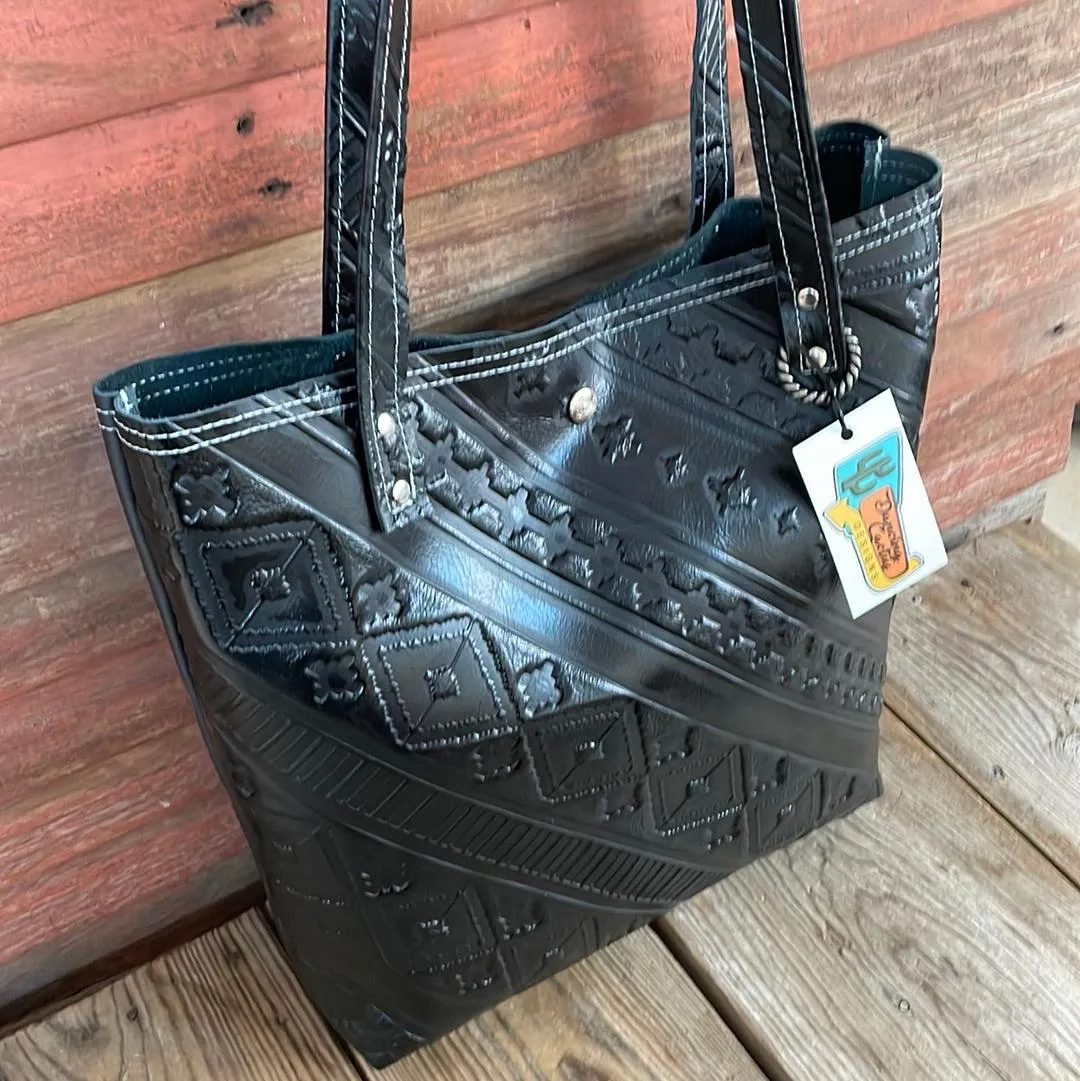 050 Trisha - Blank Slate w/ Black Navajo