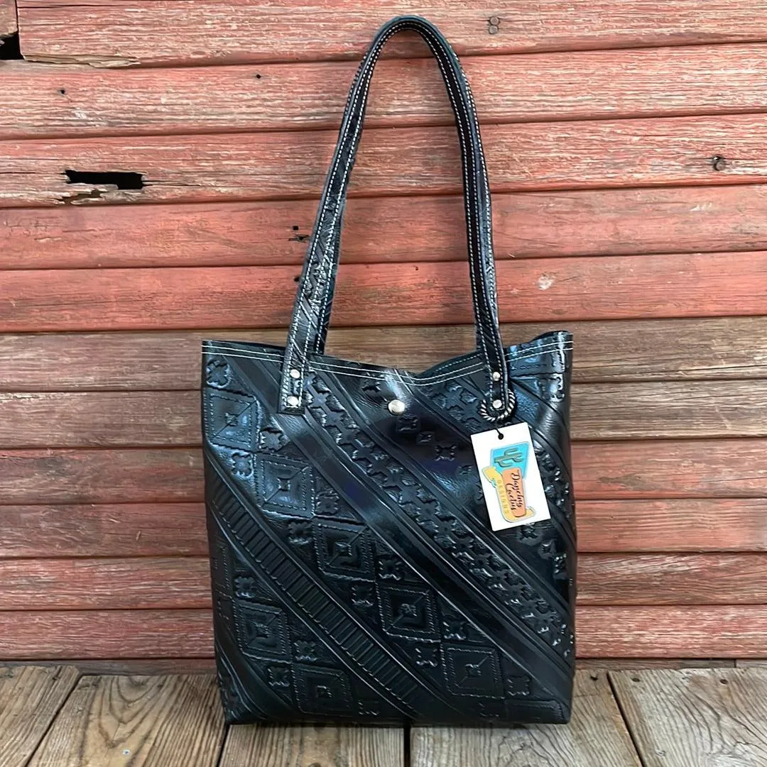 050 Trisha - Blank Slate w/ Black Navajo