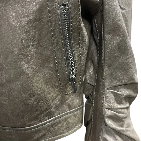 BCBGMaxAzria Genuine Leather Snap Up Lead Cropped Moto Jacket Zip Pocket Small
