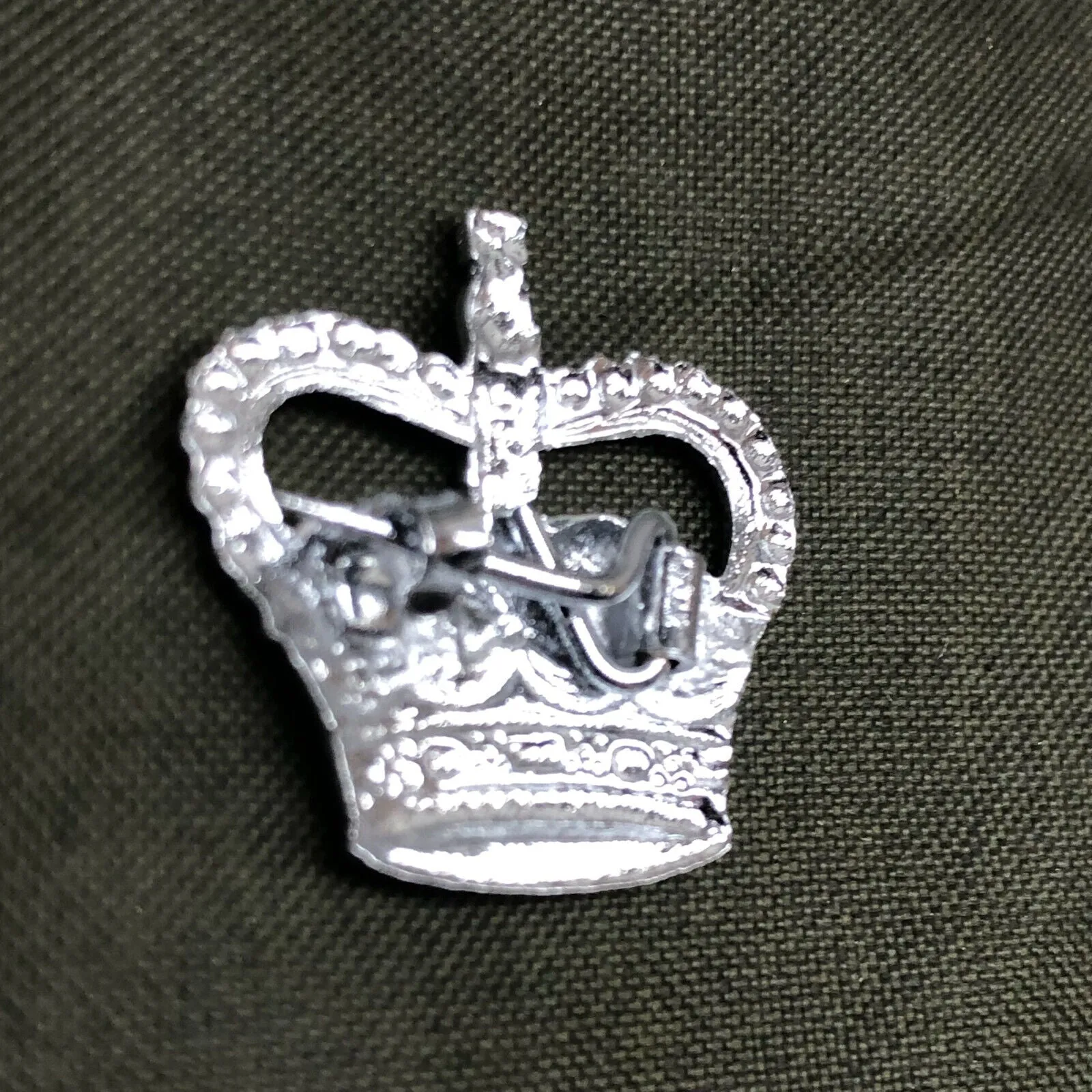 British Army Metal Rank Badge in Chromium plated metal - Small Crown - Staff Sgt