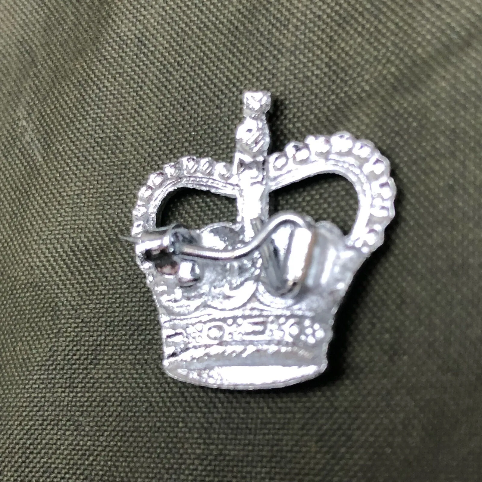 British Army Metal Rank Badge in Chromium plated metal - Small Crown - Staff Sgt