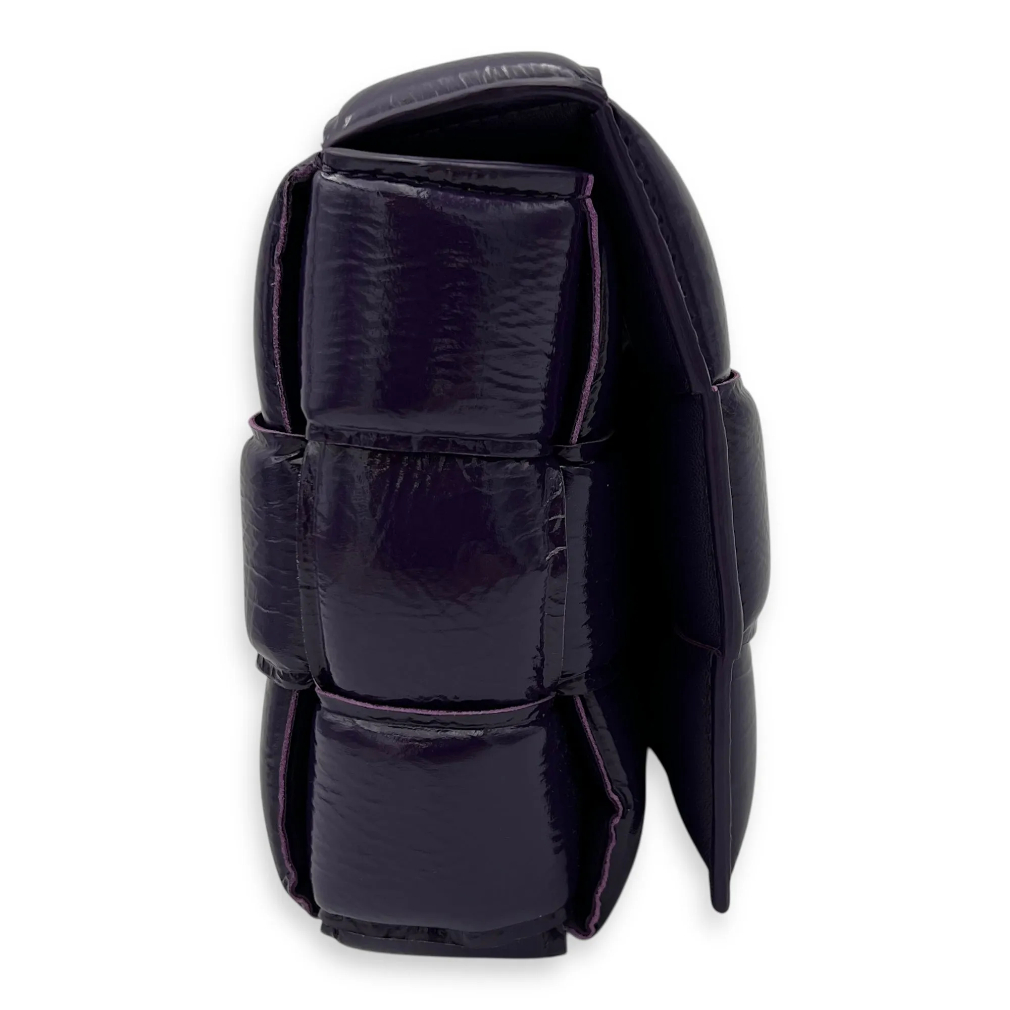 Cassette Shoulder Bag Purple in Patent Leather, Gold hardware