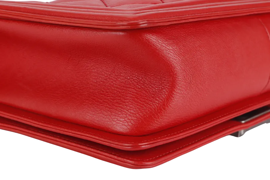 CHANEL LEBOY (1877xxxx) NEW MEDIUM RED ULTRA STITCH RUTHENIUM HARDWARE WITH CARD