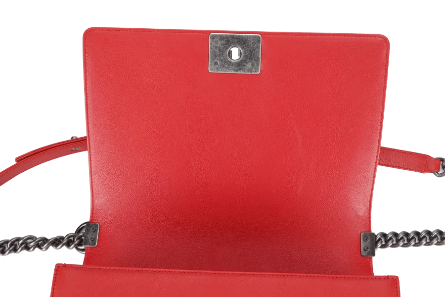 CHANEL LEBOY (1877xxxx) NEW MEDIUM RED ULTRA STITCH RUTHENIUM HARDWARE WITH CARD