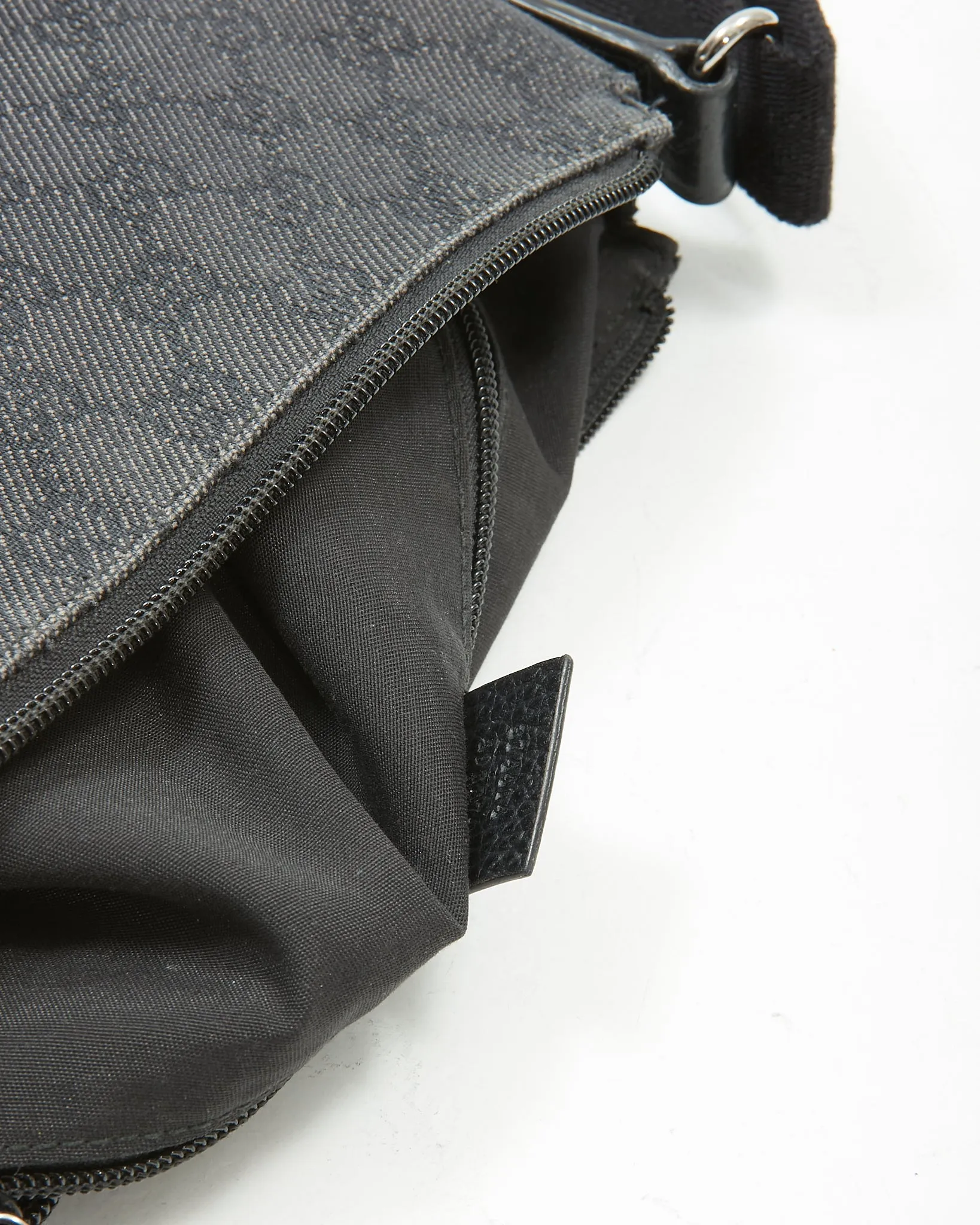Gucci Black GG Supreme Canvas Messenger Bag