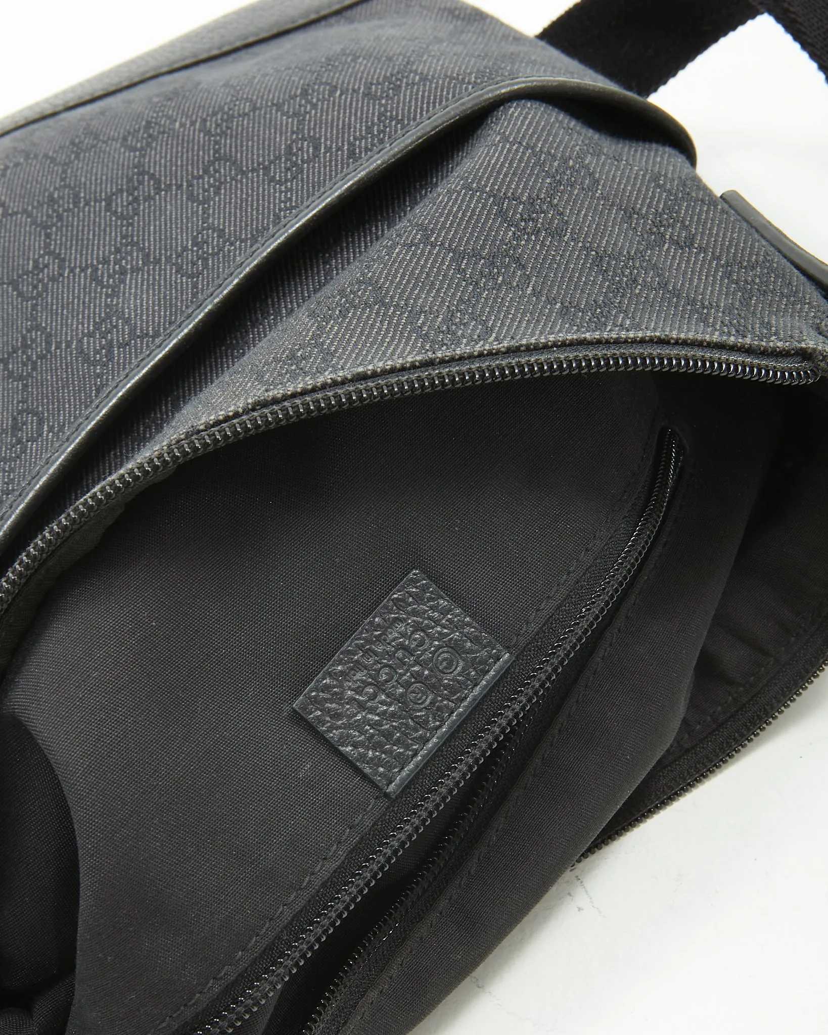 Gucci Black GG Supreme Canvas Messenger Bag